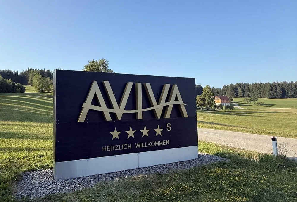 Werbepylon für das Hotel AVIVA